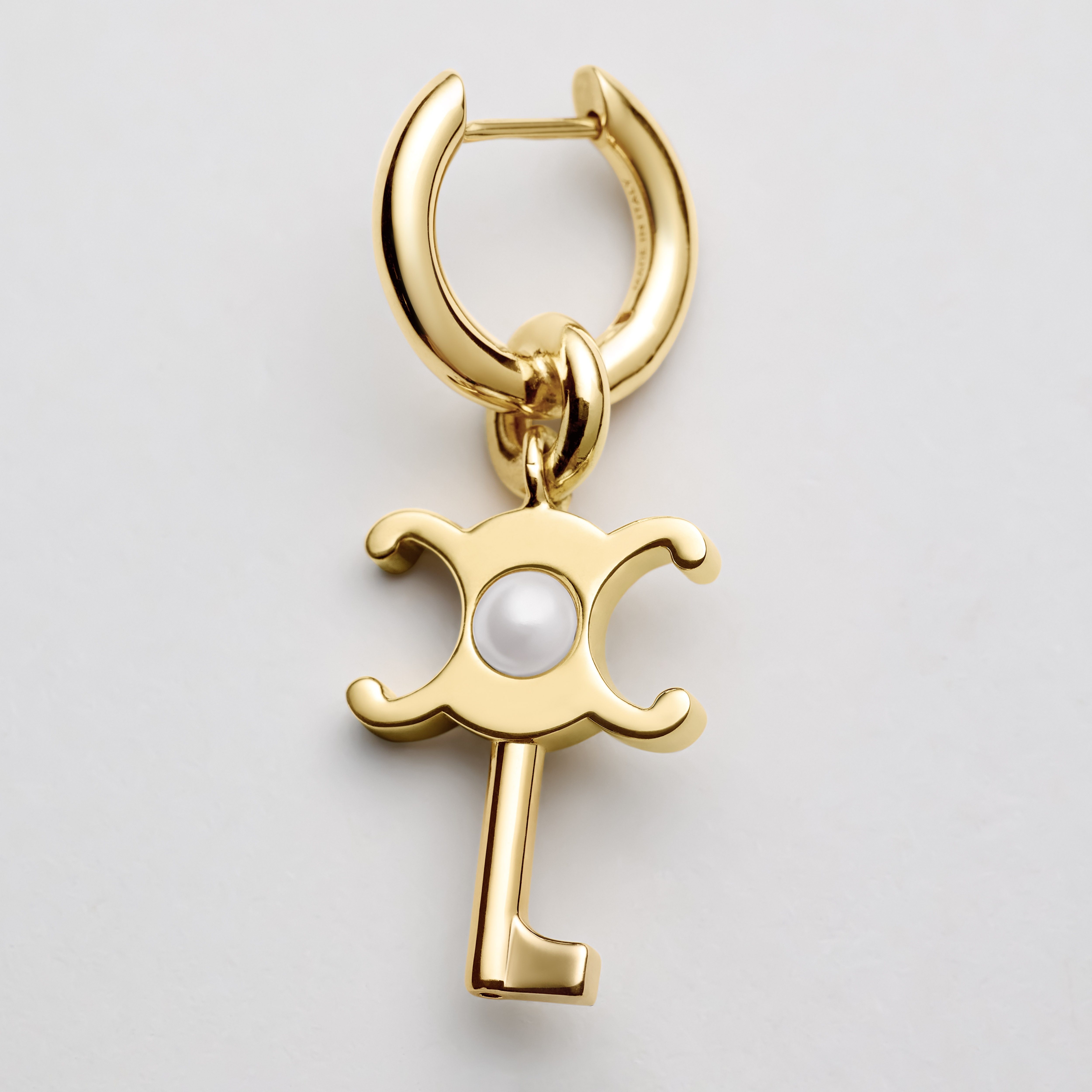 アクセサリー CELINE pierce CELINE CHARMS KEY EARRING IN RESIN PEARL AND BRASS WITH GOLD